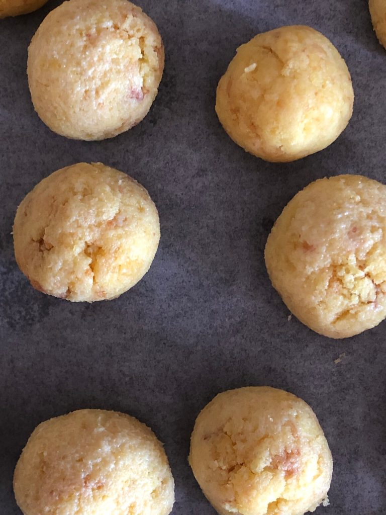 Cake balls ready for the fridge.