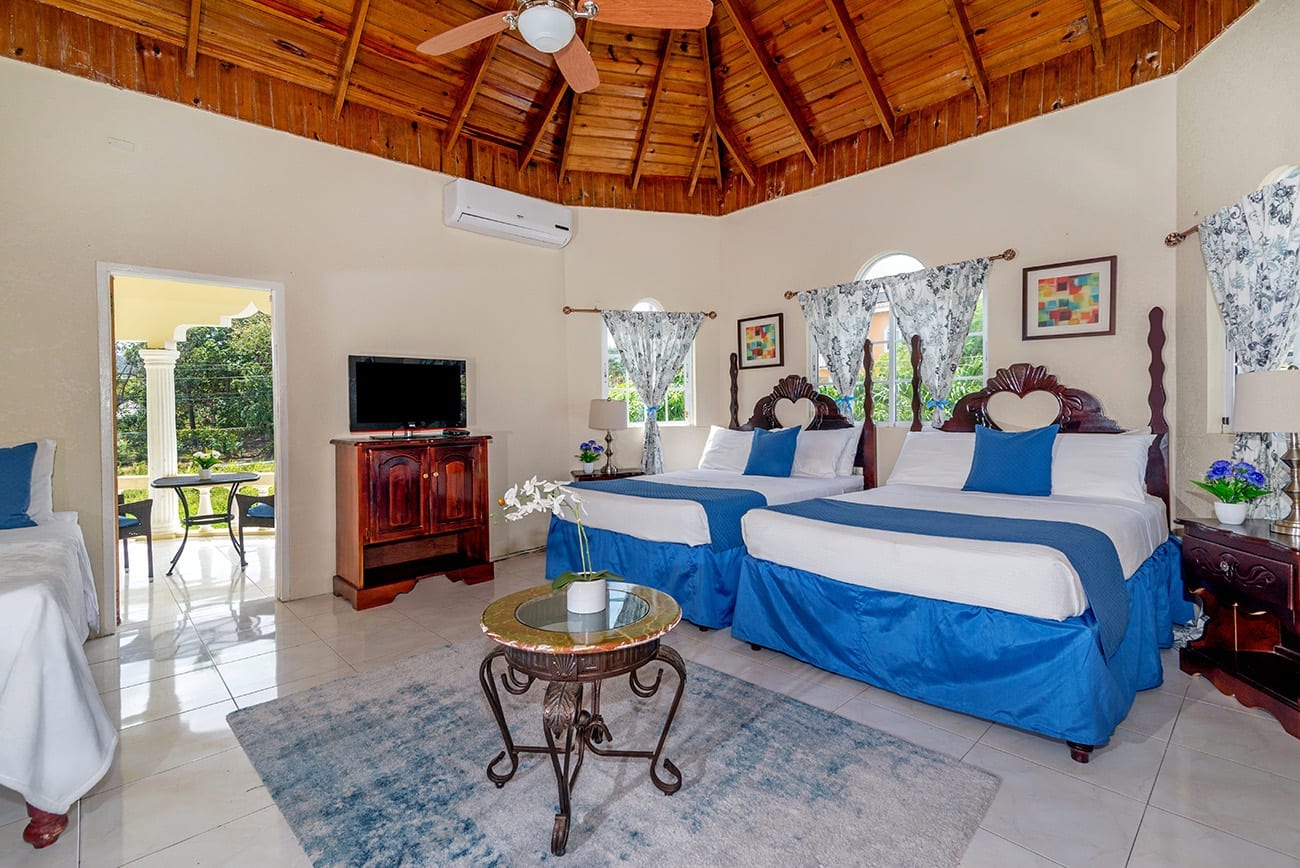 Jamaica villa with beds to sleep 4.